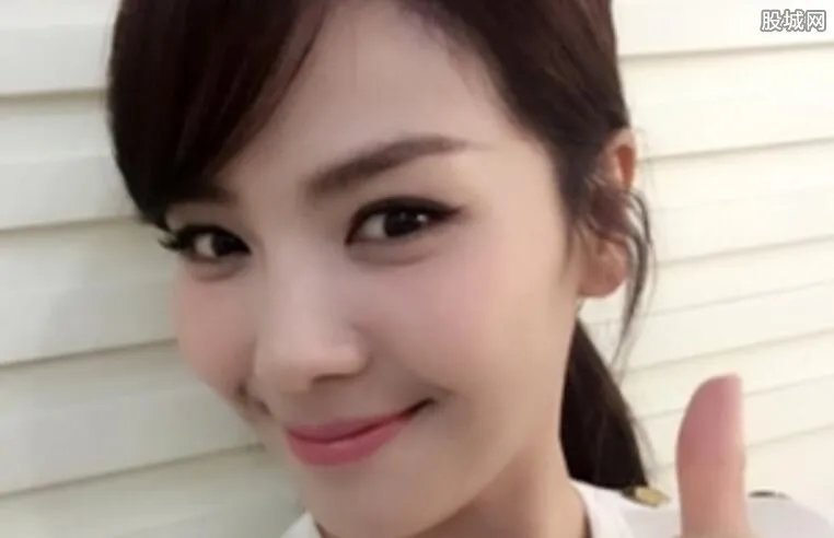 刘涛衣服滑落大尺度走光 刘涛走光后淡定整理衣服