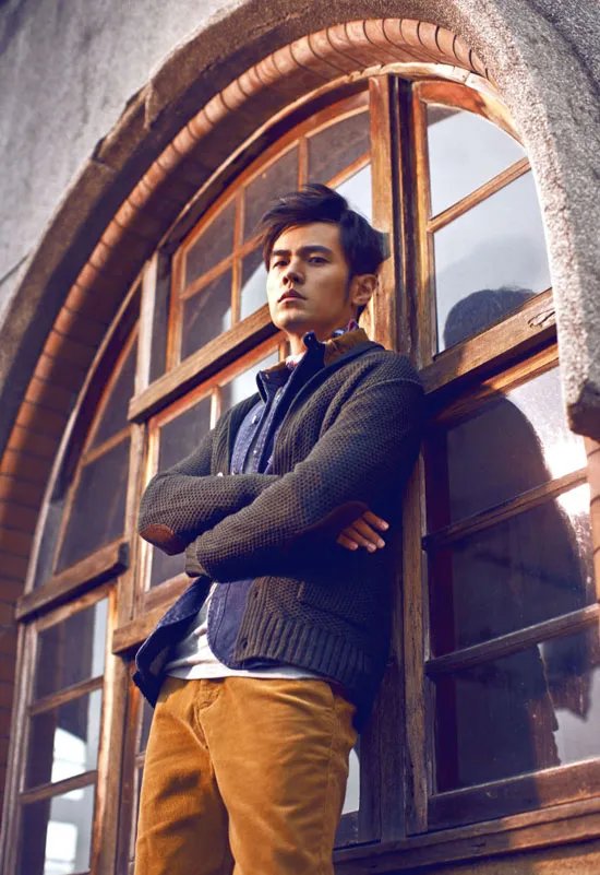 有谁知道周杰伦穿的这件衣服是什么牌子的？在哪里可以找到？谢谢了