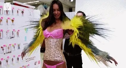 #维密大秀#为什么说“奚梦瑶一摔断送了自己的维密生涯”？