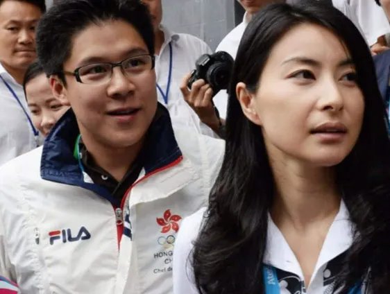 郭晶晶座驾曝光，嫁给霍启刚后车库首公开，为什么王思聪看了都自叹不如呢？