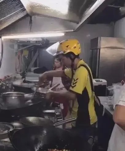 外卖小哥嫌出餐太慢自己炒菜吗?