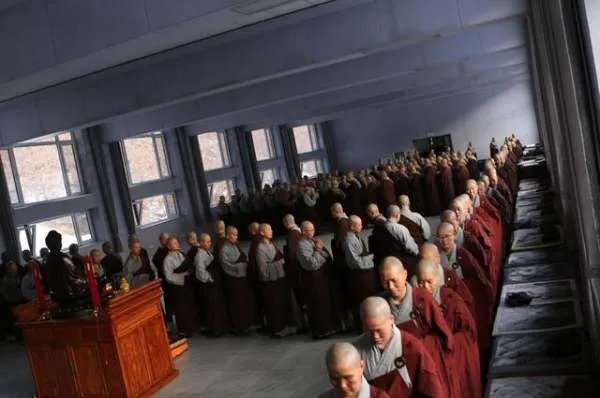 辽宁省海城市道源寺的僧众们受什么样戒律制约？