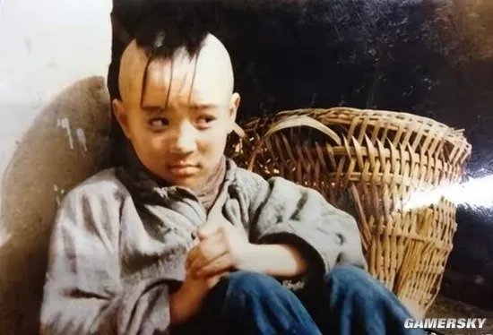 “三毛”扮演者孟智超近照曝光 38岁童颜未改