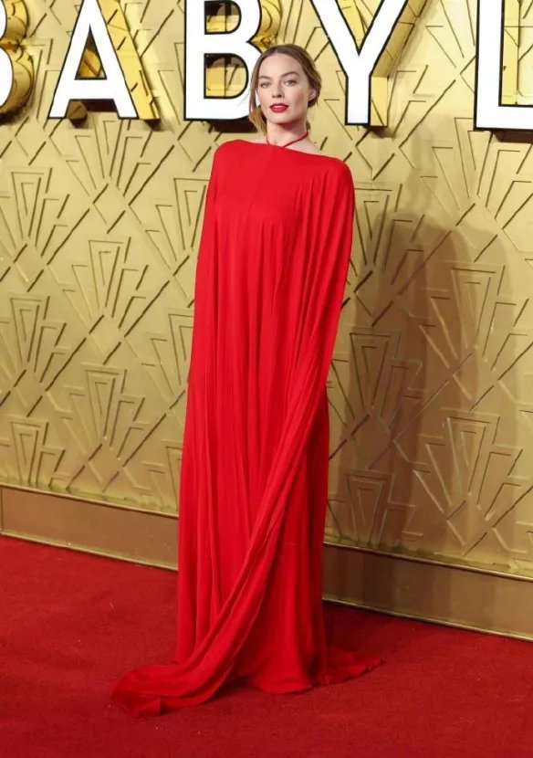 玛格特罗比惊艳亮相《巴比伦》首映 一袭红裙太美艳