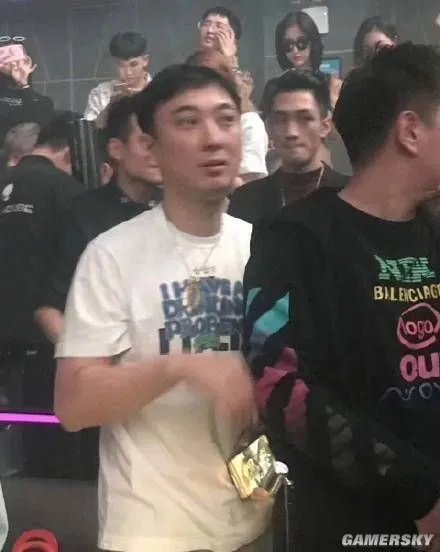 网友成都夜店偶遇王思聪：没提前预定站着狂欢