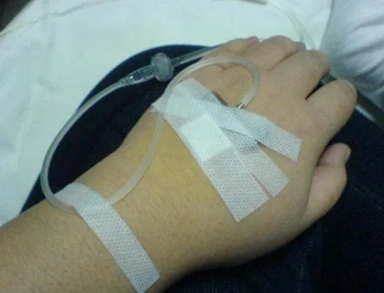 安徽25岁小伙在卫生院输液死亡，究竟是什么原因致其死亡的？