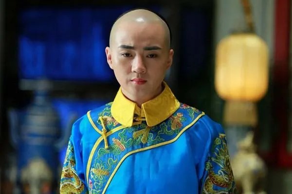 溥仪回故宫,被拦住要求买门票,他随后说了什么,让对方非常尴尬?