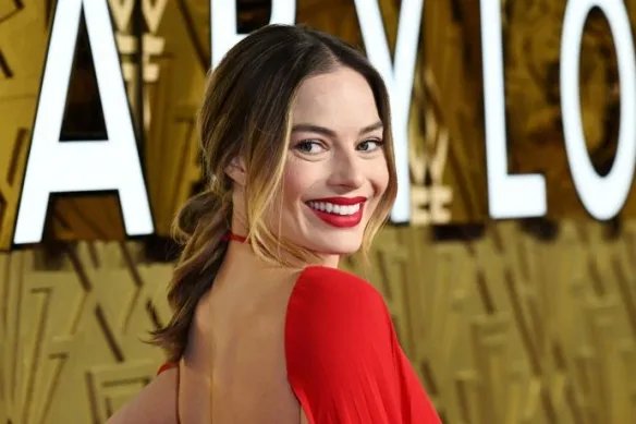 玛格特罗比惊艳亮相《巴比伦》首映 一袭红裙太美艳