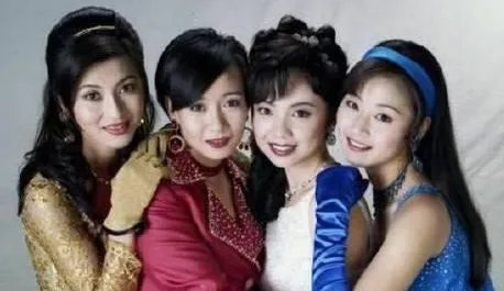 邓萃雯有哪些曲折的感情？