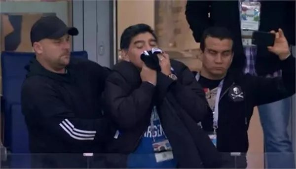 马拉多纳吻梅西球衣能为阿根廷带来好运吗?