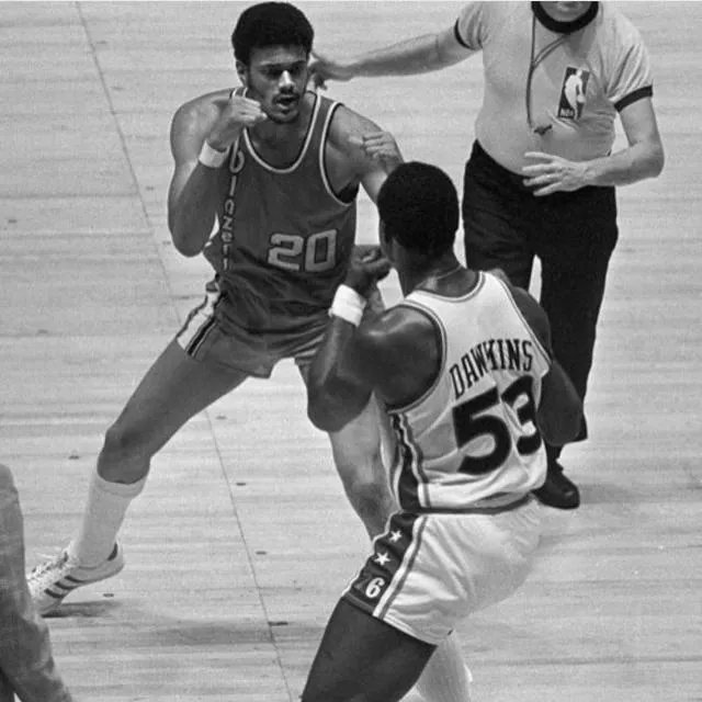 在NBA中，扣碎篮板谁最强？