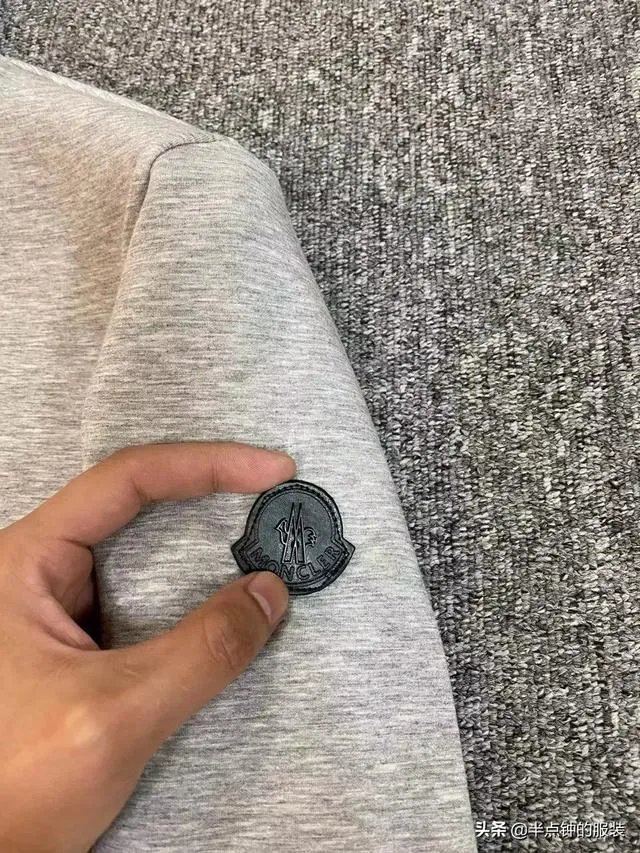 今年秋季流行什么衣服？