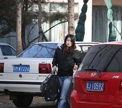 郭晶晶座驾曝光，嫁给霍启刚后车库首公开，为什么王思聪看了都自叹不如呢？