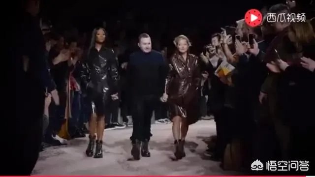 为什么时装秀设计师最后出场都穿的很朴素啊?