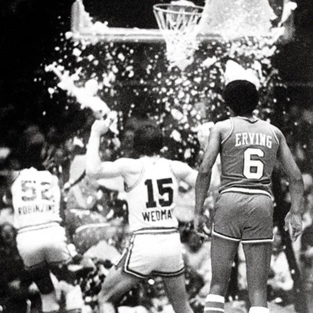 在NBA中，扣碎篮板谁最强？