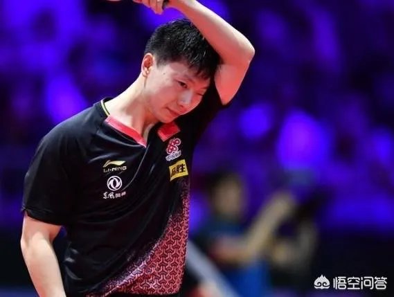 王楚钦冰敷坚持比赛并晋级决赛，3:2淘汰马龙，龙队全程无表情不兴奋，究竟怎么啦？