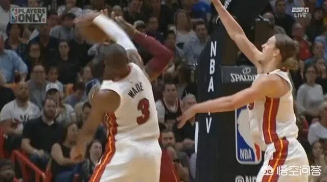 骑士惨败热火，詹姆斯肘击约翰逊下巴，这是输给实力，还是输给友情？