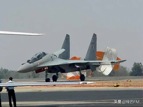 印度空军苏30战机部署拉达克前沿机场，我方歼-16能否碾压？