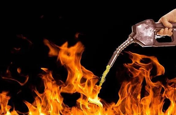 “火上浇油”和“雪上加霜”有什么区别？