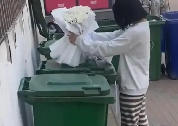 河南郑州一男子在清明节送前女友白菊花，网友是如何评价此男子行为的？