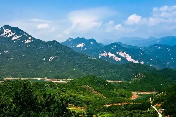 描写山的四字词语