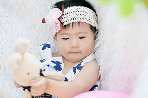 婴儿吐奶是怎么回事