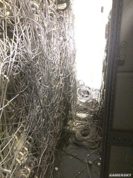 强迫症大呼内行 网友分享整理杂乱的电脑线