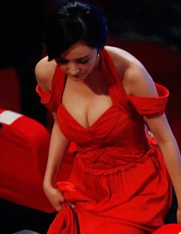 杨幂胸部前后照片曝光 盘点杨幂胸大胸小瞬间