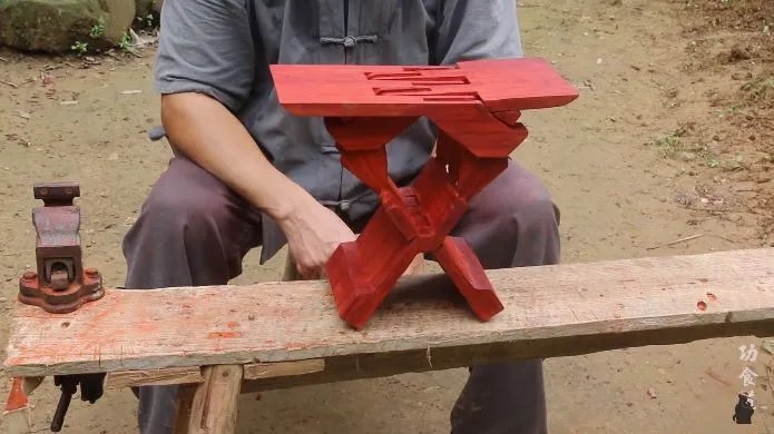 61岁中国大爷火爆外媒！靠“玩”木头炸翻热搜，惹上亿老外看傻眼：简直是宝藏爷爷！