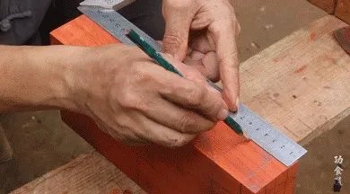 61岁中国大爷火爆外媒！靠“玩”木头炸翻热搜，惹上亿老外看傻眼：简直是宝藏爷爷！