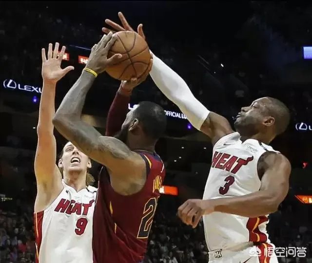 骑士惨败热火，詹姆斯肘击约翰逊下巴，这是输给实力，还是输给友情？