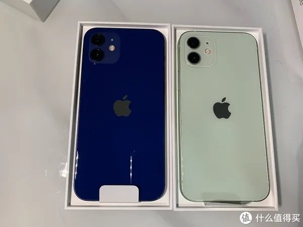 给老爸老妈换个iPhone吧！——iPhone12开箱简评。还把屏幕划伤了！