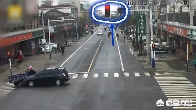 江苏海安一对夫妻先后闯红灯,一个赔钱一个住院,如何看待这种行为?