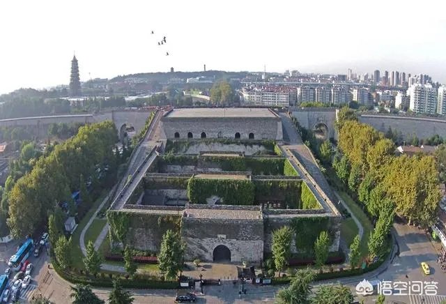 南京鸡鸣寺那里的明城墙收30元门票，你认为值么？