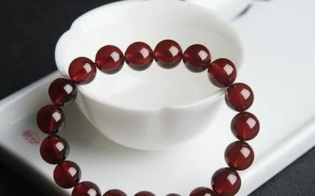 一般三圈石榴石手链多少钱是真的