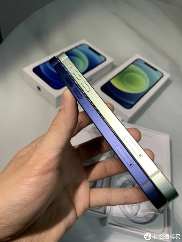 给老爸老妈换个iPhone吧！——iPhone12开箱简评。还把屏幕划伤了！