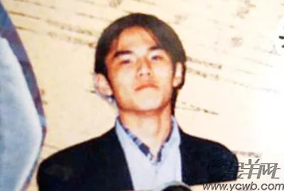 周杰伦取下假发头发稀疏秃顶照片 周杰伦头发怎么变多的是假的吗