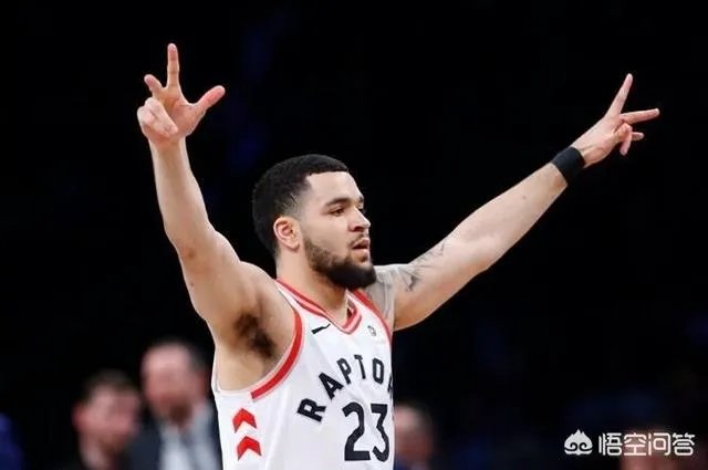 范弗利特摔倒，伦纳德立马跑过去拉他！如何看待范弗利特在猛龙的地位？