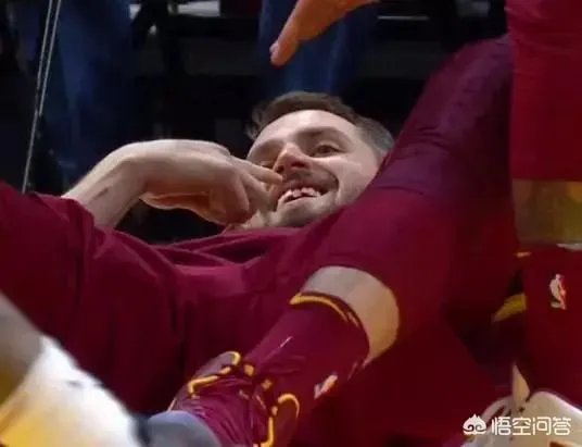 骑士惨败热火，詹姆斯肘击约翰逊下巴，这是输给实力，还是输给友情？