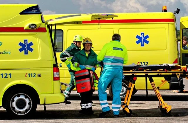 救护车上的急救标志中间为什么是蛇 急救车标志蛇徽图含义