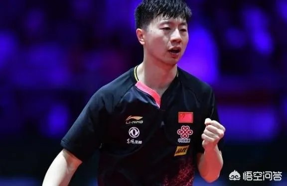 王楚钦冰敷坚持比赛并晋级决赛，3:2淘汰马龙，龙队全程无表情不兴奋，究竟怎么啦？