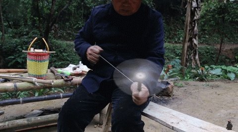 61岁中国大爷火爆外媒！靠“玩”木头炸翻热搜，惹上亿老外看傻眼：简直是宝藏爷爷！