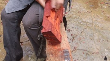 61岁中国大爷火爆外媒！靠“玩”木头炸翻热搜，惹上亿老外看傻眼：简直是宝藏爷爷！