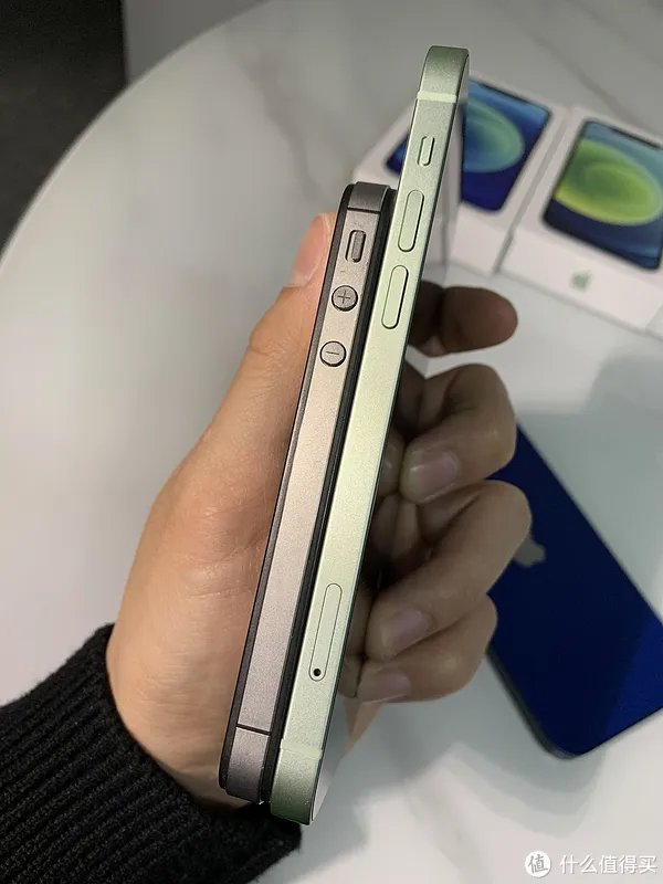 给老爸老妈换个iPhone吧！——iPhone12开箱简评。还把屏幕划伤了！