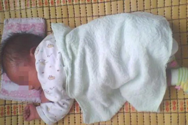 宝宝正确的睡姿图解