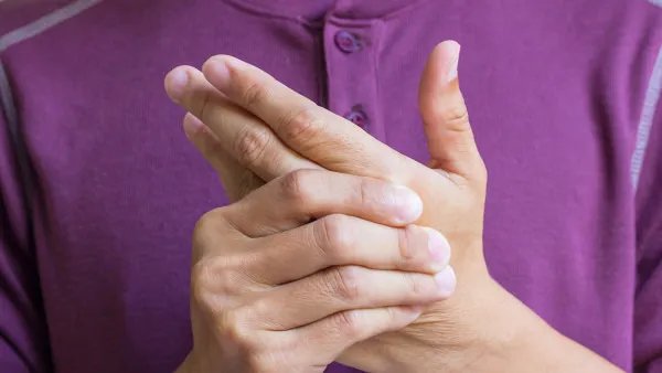 指甲上有横纹是怎么回事