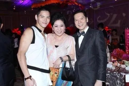 向华强儿子娶回女神,他的女儿现状如何?