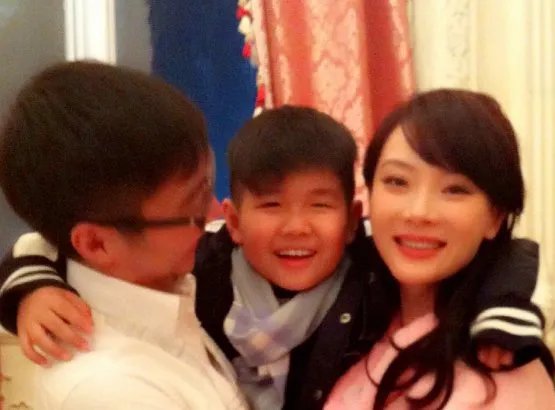 陈数老公发合照引争议，