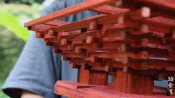 61岁中国大爷火爆外媒！靠“玩”木头炸翻热搜，惹上亿老外看傻眼：简直是宝藏爷爷！