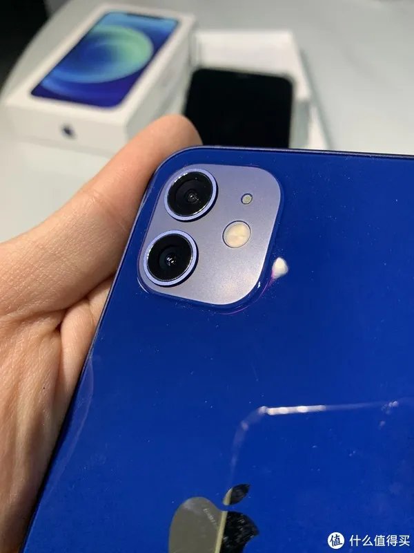 给老爸老妈换个iPhone吧！——iPhone12开箱简评。还把屏幕划伤了！
